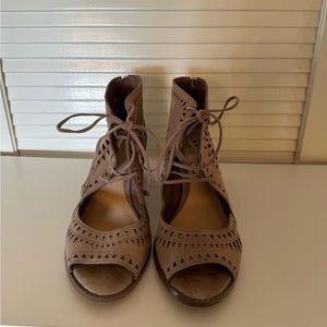 Vince Camuto Tarita Heel in Smoke Cloud True Suede Women’s 9.5 Wide